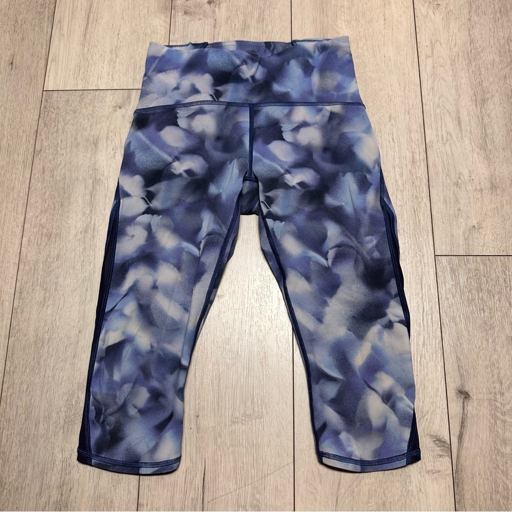 Lululemon Train Times Crop leggings in a blue and white abstract print Size 6
